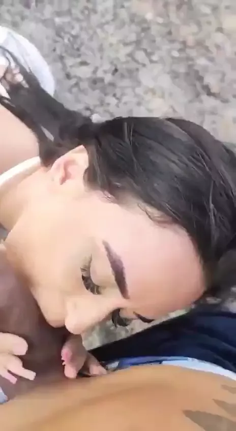 Morena graba vídeo amateur chupando gran polla negra al aire libre