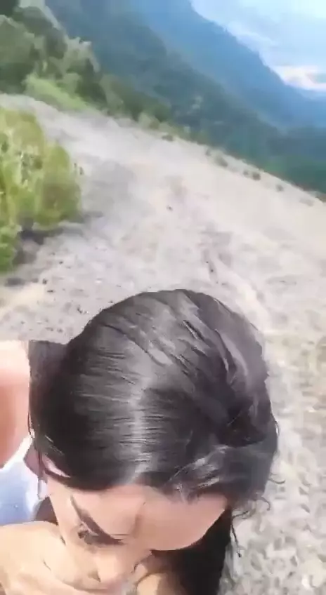 Morena graba vídeo amateur chupando gran polla negra al aire libre