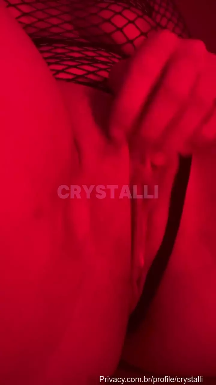 Crystalli fue captada divirtiéndose en video casero filtrado, disfrutando de un momento de placer