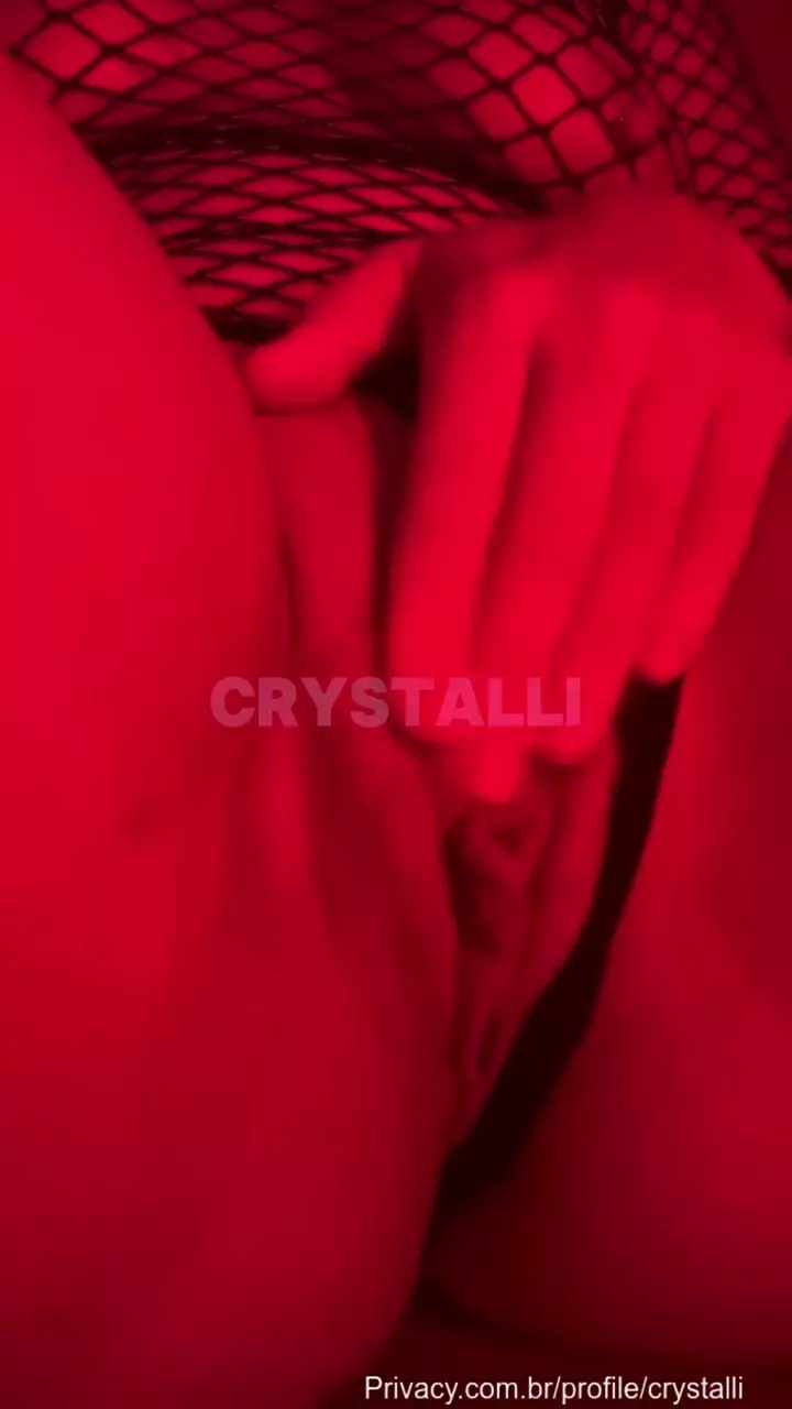 Crystalli fue captada divirtiéndose en video casero filtrado, disfrutando de un momento de placer