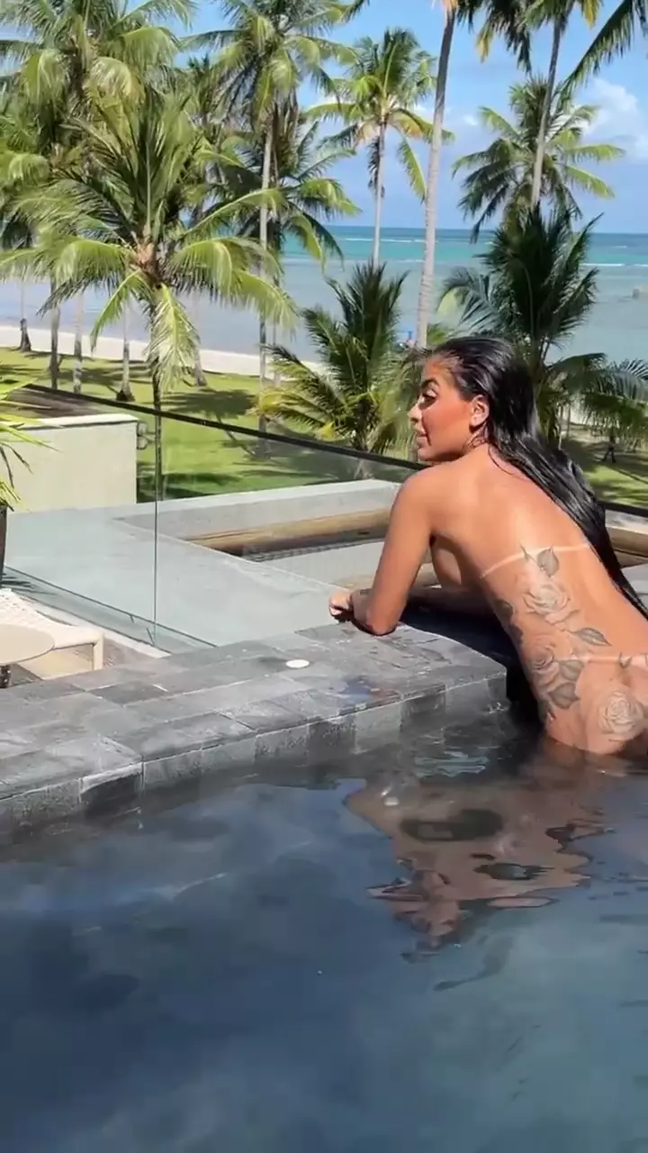 MC Mirella posa sin ropa en la piscina de un hotel del Caribe