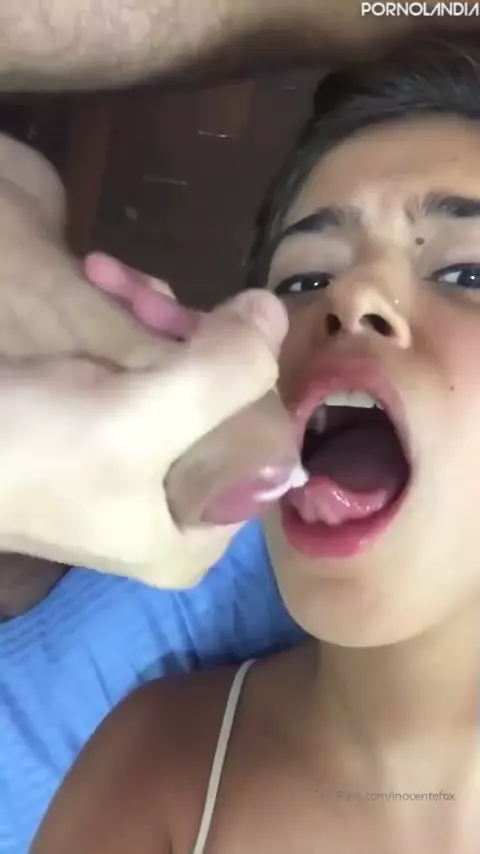 Sexo oral casero con semen en la boca de la joven