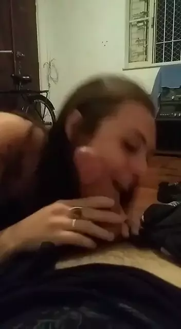 Tío graba video casero de su sobrina dando una deliciosa mamada