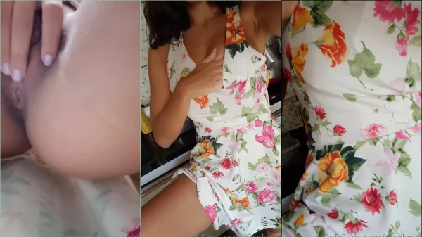 Nicolyrio luciendo sin ropa, luciendo las tetas y el coño de una forma muy atrevida