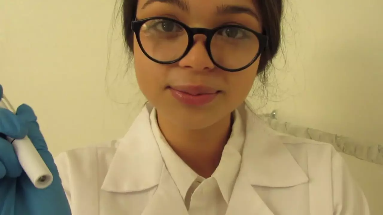 Vídeo Personalizado de Carmen Calle como Doctora Striptease ASMR