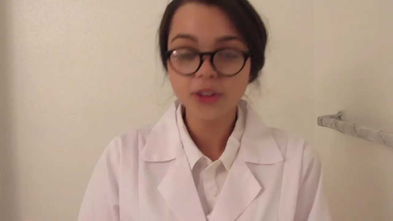 Vídeo Personalizado de Carmen Calle como Doctora Striptease ASMR