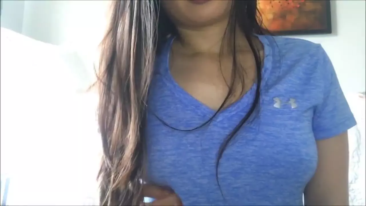 Juliette, preciosa, en mi vídeo de Patreon con espléndida camiseta azul