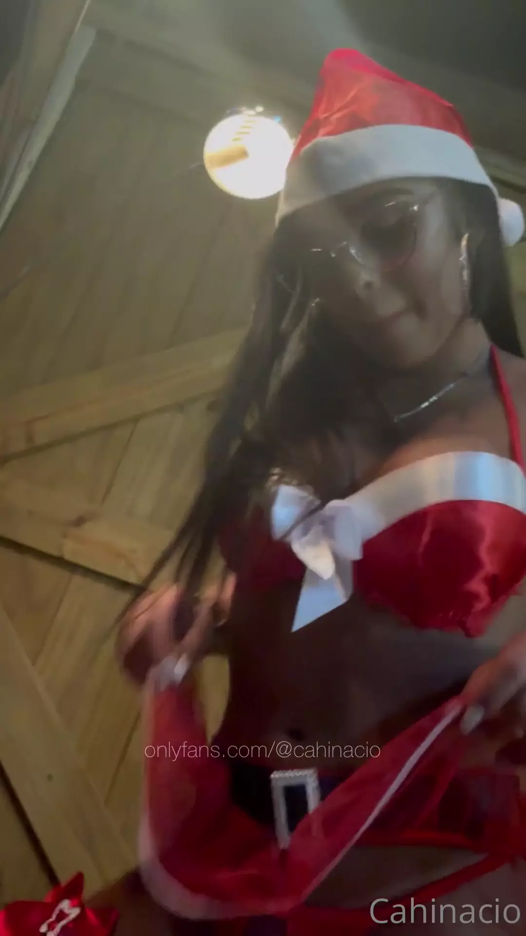 Cah Inácio sensual como Papá Noel bailando y tocándose