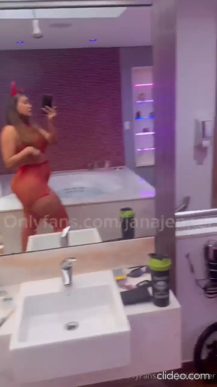 Jana Jenner luciendo un traje de diabla muy sensual