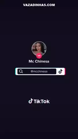 Mc China se muestra sin ropa mientras se divierte traviesamente jugando consigo misma en una sesión de masturbación