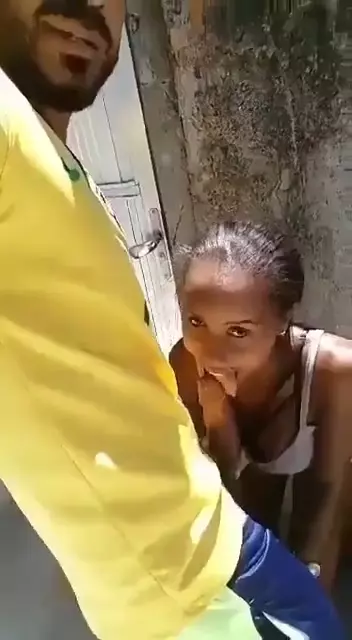 Mujer delgada le da una buena follada oral a la gran polla gruesa de un vecino al aire libre