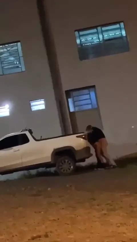 Vídeo casero muestra a una pareja follando caliente por la noche detrás del coche