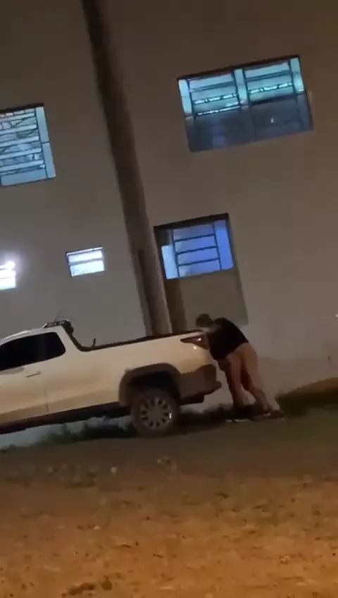 Vídeo casero muestra a una pareja follando caliente por la noche detrás del coche