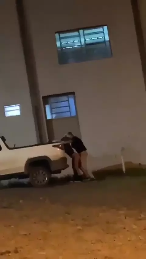 Vídeo casero muestra a una pareja follando caliente por la noche detrás del coche