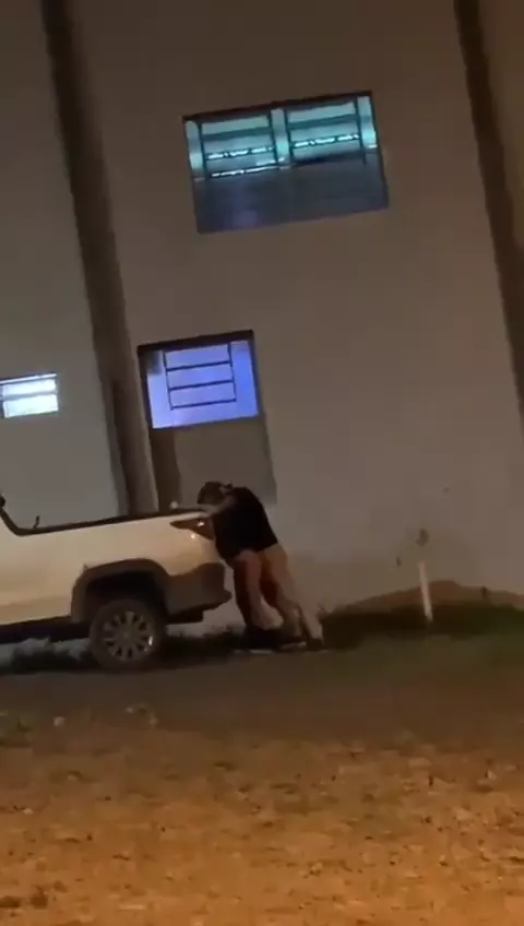 Vídeo casero muestra a una pareja follando caliente por la noche detrás del coche