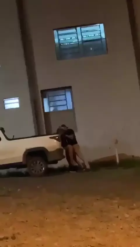 Vídeo casero muestra a una pareja follando caliente por la noche detrás del coche