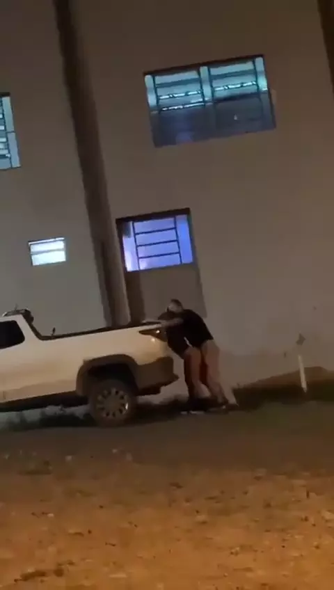 Vídeo casero muestra a una pareja follando caliente por la noche detrás del coche