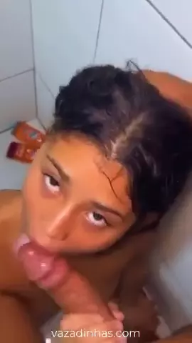 La principiante desnuda y juguetona Mariah Kalili hace una deliciosa follada oral en el baño