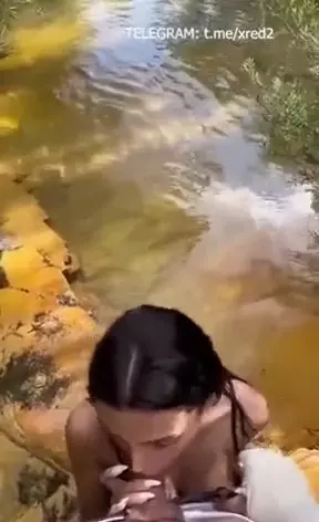 Fernanda Campos desnuda divirtiéndose en la naturaleza con un afortunado