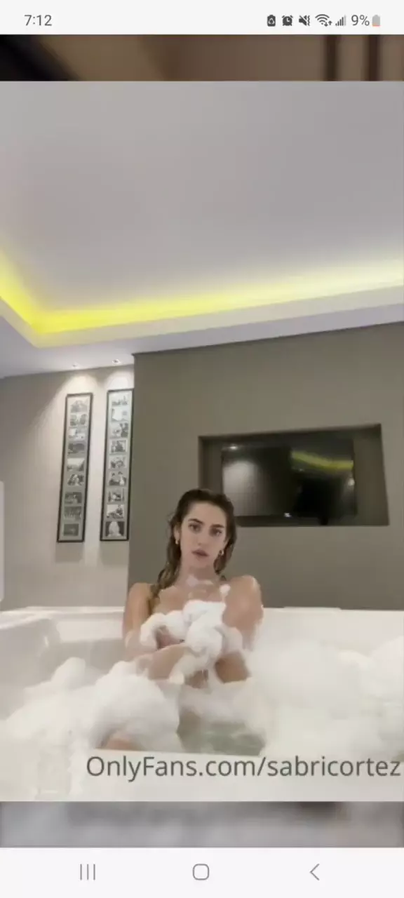 Sabrina Cortez, con cuerpazo, bañándose y mostrándolo todo