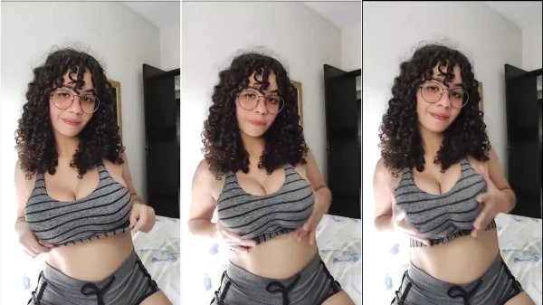 Joven morena de grandes pechos naturales estimulando sus excitados pezones