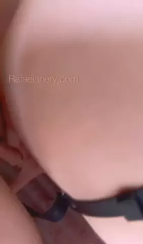 Rafa Nery poniéndose a cuatro patas mostrando su precioso y delicioso coñito rosa