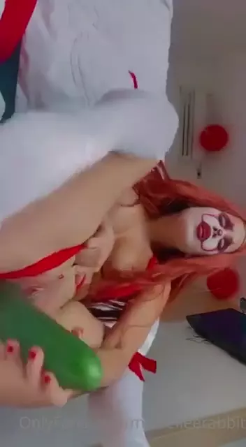 Michelle Rabbit de onlyfans divirtiéndose con un gran pepino dentro