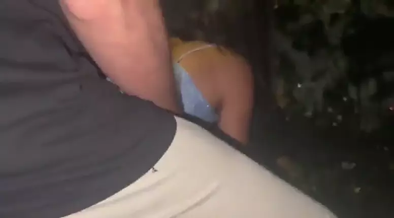 Sexo casero de una joven desinhibida mostrando su intimidad en un parque