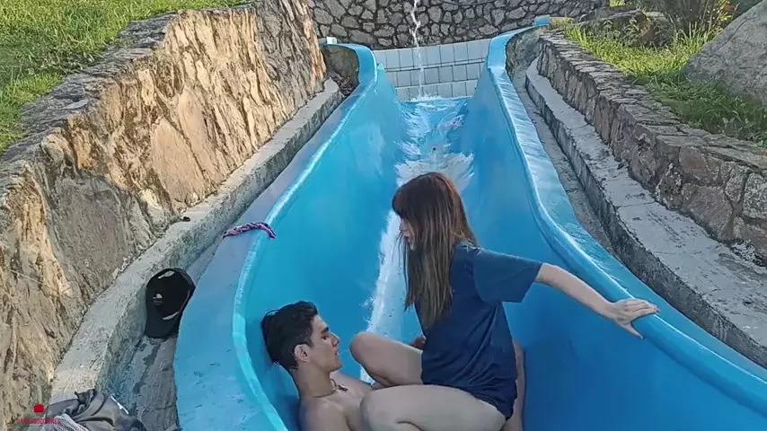 Chica traviesa follando caliente en el tobogán del parque acuático