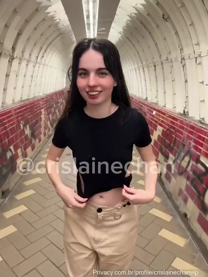 Crislaine Chan expone su pecho natural en un lugar público del metro