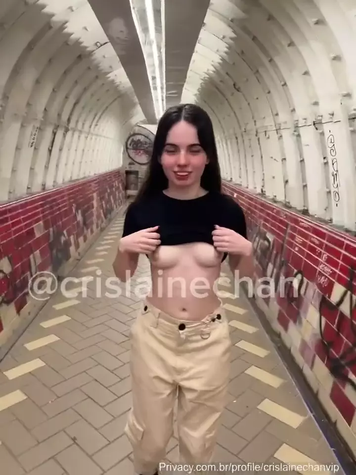 Crislaine Chan expone su pecho natural en un lugar público del metro