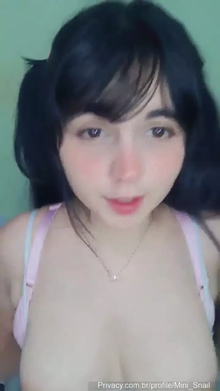 Joven Mini Caracol con pepino encajado entre sus tetas puntiagudas