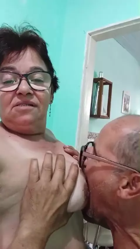 Hombre no profesional chupandole las tetas a su pareja