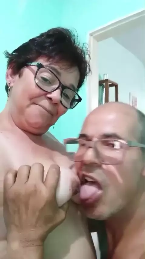 Hombre no profesional chupandole las tetas a su pareja