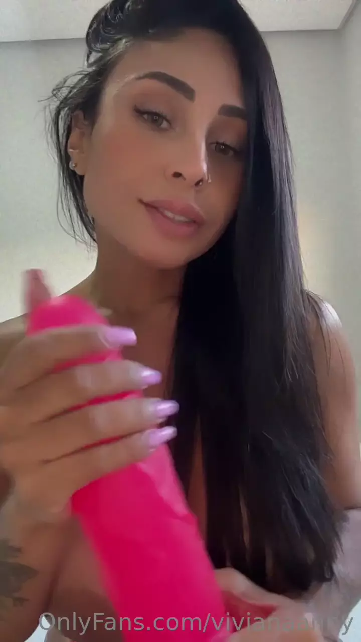 Viviana anny divirtiéndose con un vibrador gigante entre sus grandes tetas