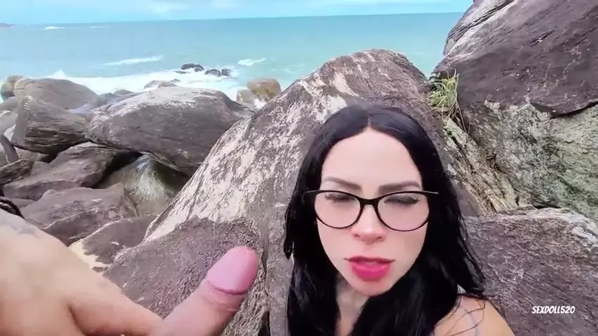 Joven disfrutando en la playa y teniendo relaciones íntimas en el hotel