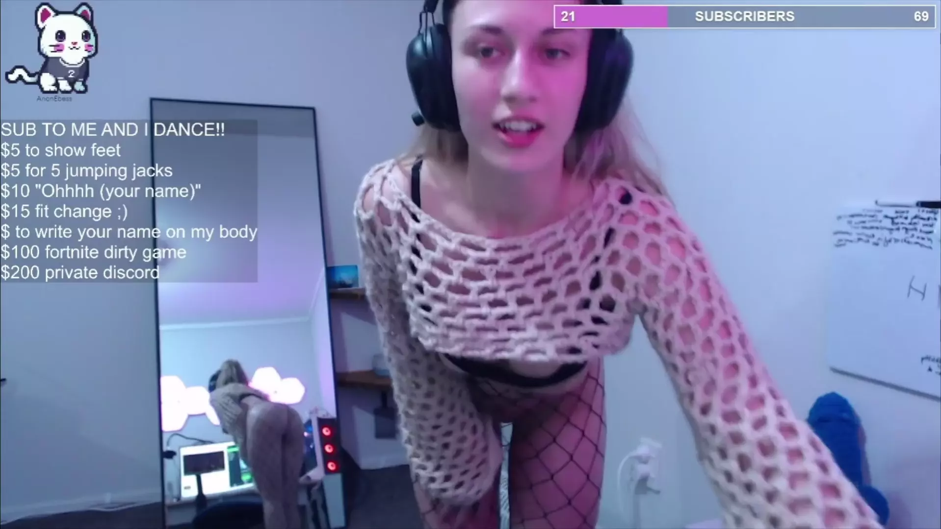 Anonebess se muestra sin ropa e involuntariamente enseña sus pechos en un vídeo de Twitch