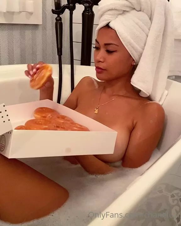 Chanel Uzi Filtrado come donuts en un baño Onlyfans Video