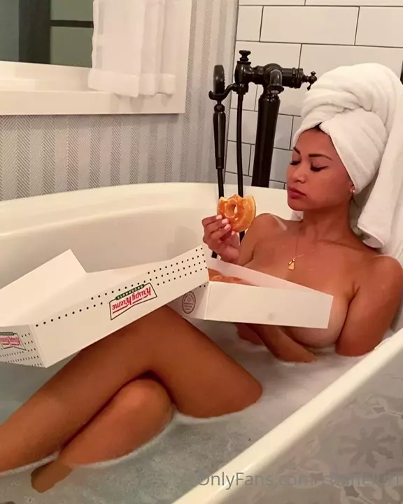 Chanel Uzi Filtrado come donuts en un baño Onlyfans Video