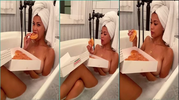 Chanel Uzi Filtrado come donuts en un baño Onlyfans Video