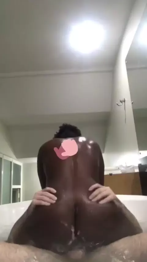 Negra casada mostrando sus habilidades sexuales amateur cabalgando una polla en la bañera