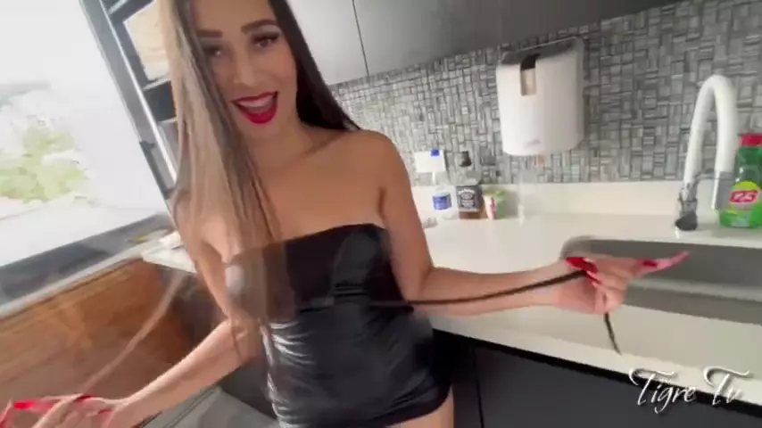 Daniela Andrea se desnuda muy caliente y le hace sexo oral a la lesbiana