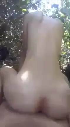 Chica joven y delgada teniendo sexo al aire libre