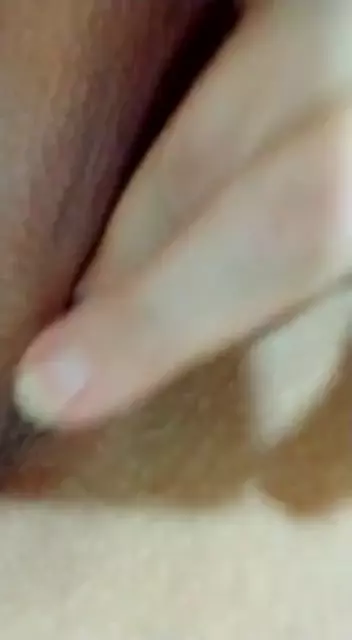 El pene hinchado del marido casado de mi colega que disfruta compartiendo videos caseros