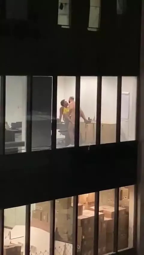 Video real muestra a un jefe atrapando a un empleado con las manos en la masa en la empresa