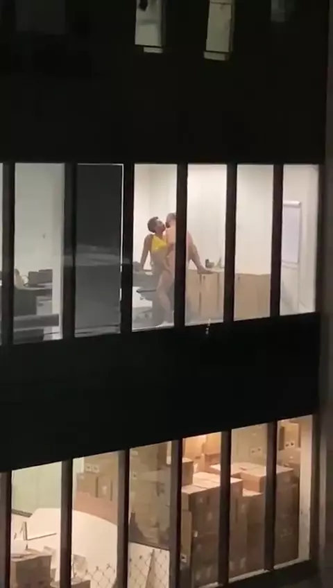 Video real muestra a un jefe atrapando a un empleado con las manos en la masa en la empresa