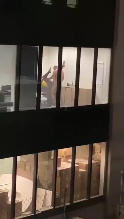 Video real muestra a un jefe atrapando a un empleado con las manos en la masa en la empresa