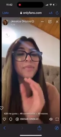 Jessica Orozco en plena presentación en vivo realizando actividades íntimas