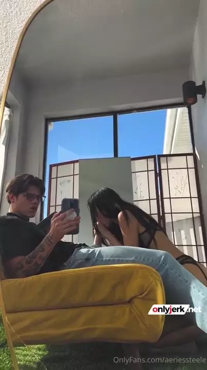 Se filtró el video de Aeries Steele practicando sexo oral frente al espejo