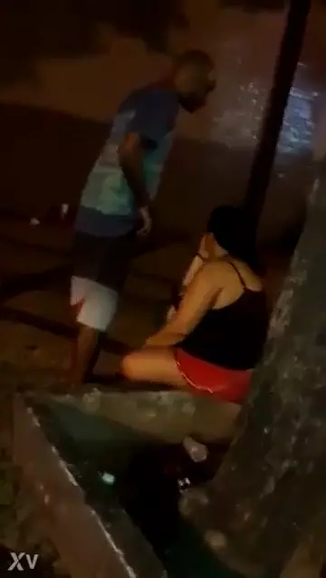 Amateur tetona es pillada teniendo un buen sexo oral con un negro en una avenida